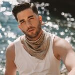 «Ένα Μυαλό Το Έχω»: Ο Κώστας Ορφανίδης παραδίνεται σε έναν έρωτα που κλέβει τη λογική