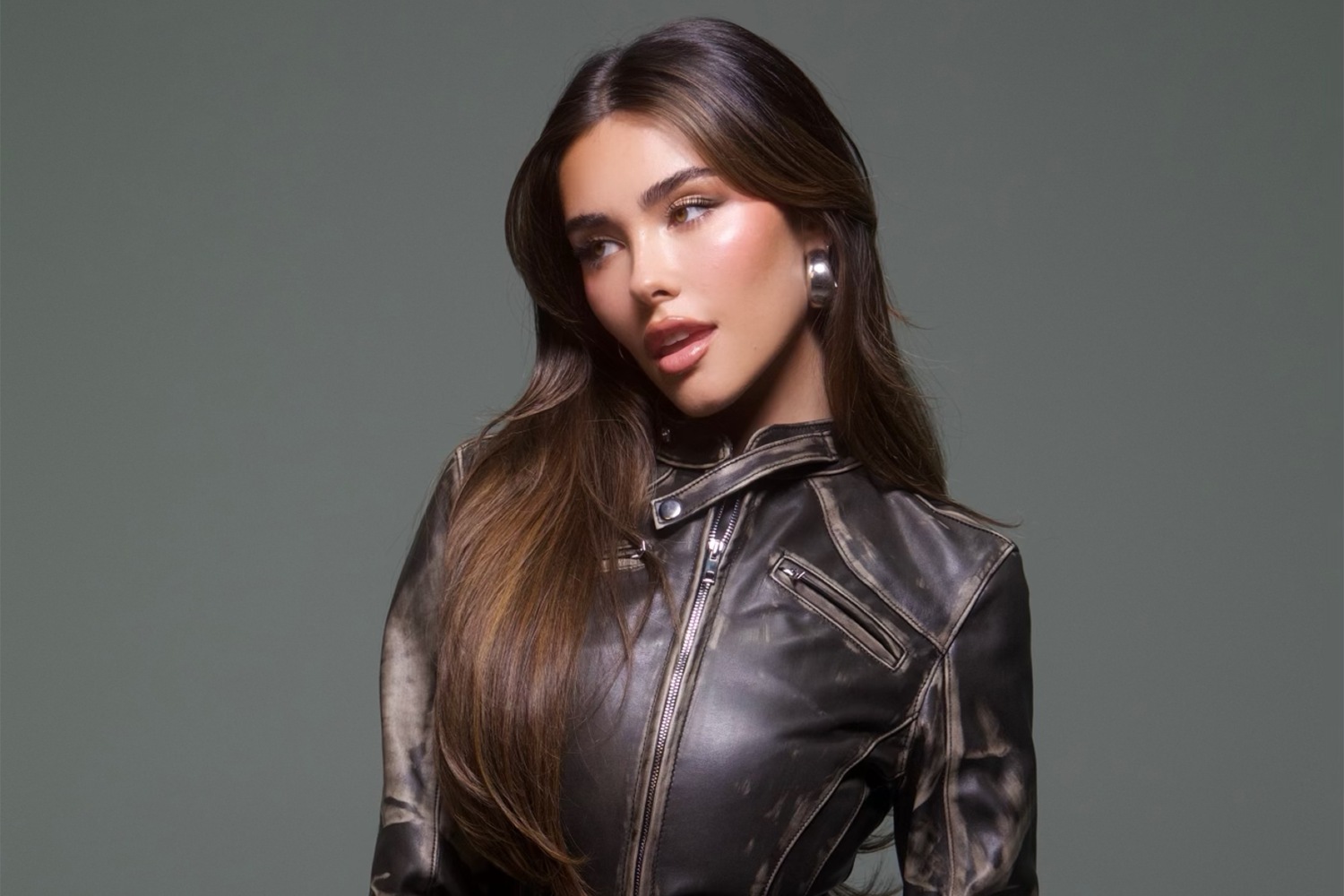 Η Madison Beer αποκαλύπτει τα μυστικά του «Locket» και τη «γλυκόπικρη» αλήθεια πίσω από τις νέες επιτυχίες της