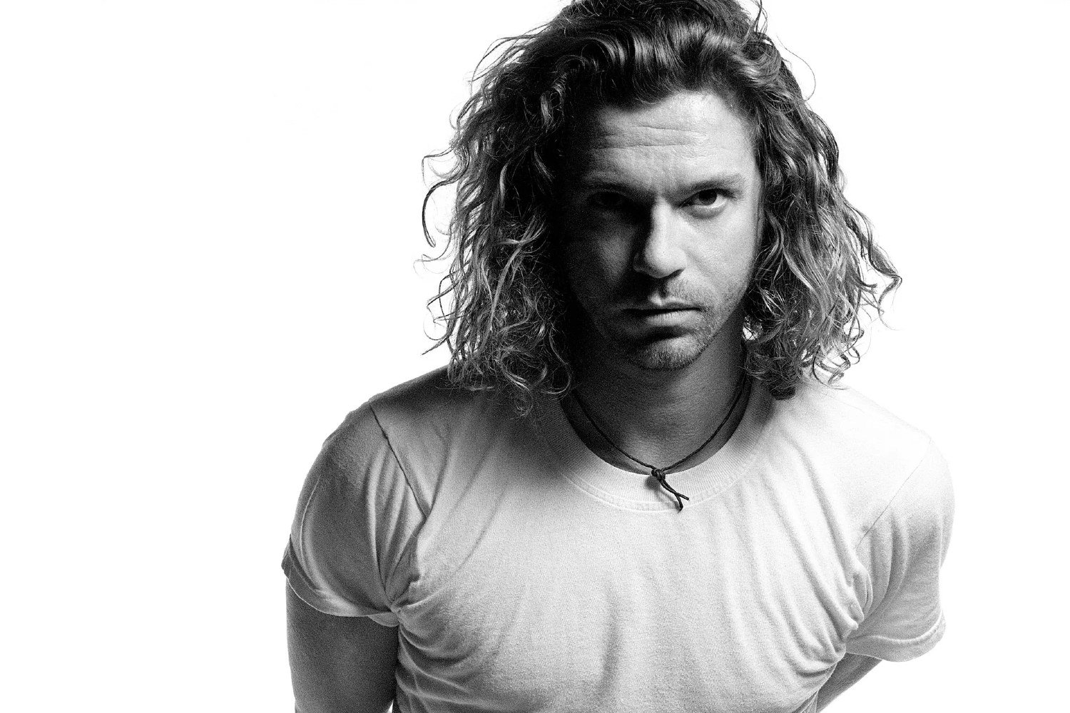 Η φωνή του Michael Hutchence των INXS ζωντανεύει ξανά με δύο ανέκδοτα τραγούδια