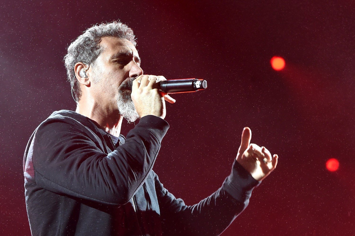 System Of A Down: Η επίθεση με κέρματα και οι ναζιστικοί χαιρετισμοί από οπαδούς των Slayer