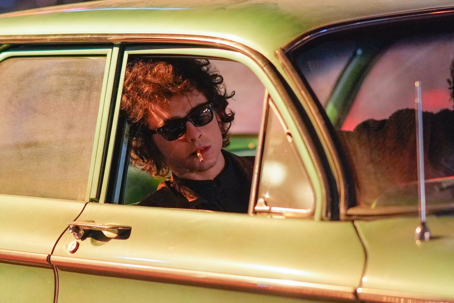 Ο Timothée Chalamet μεταμορφώνεται στον Bob Dylan στο trailer της ταινίας «A Complete Unknown»