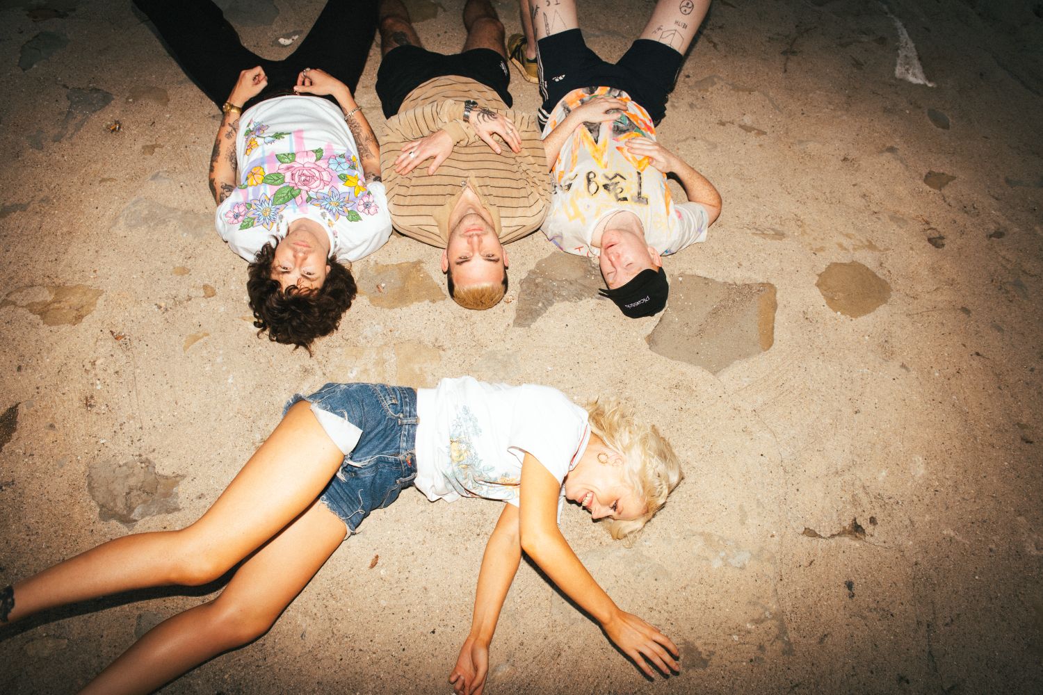 Amyl & The Sniffers: Το νέο άλμπουμ «Cartoon Darkness» είναι ένα μουσικό μανιφέστο για τη σύγχρονη εποχή