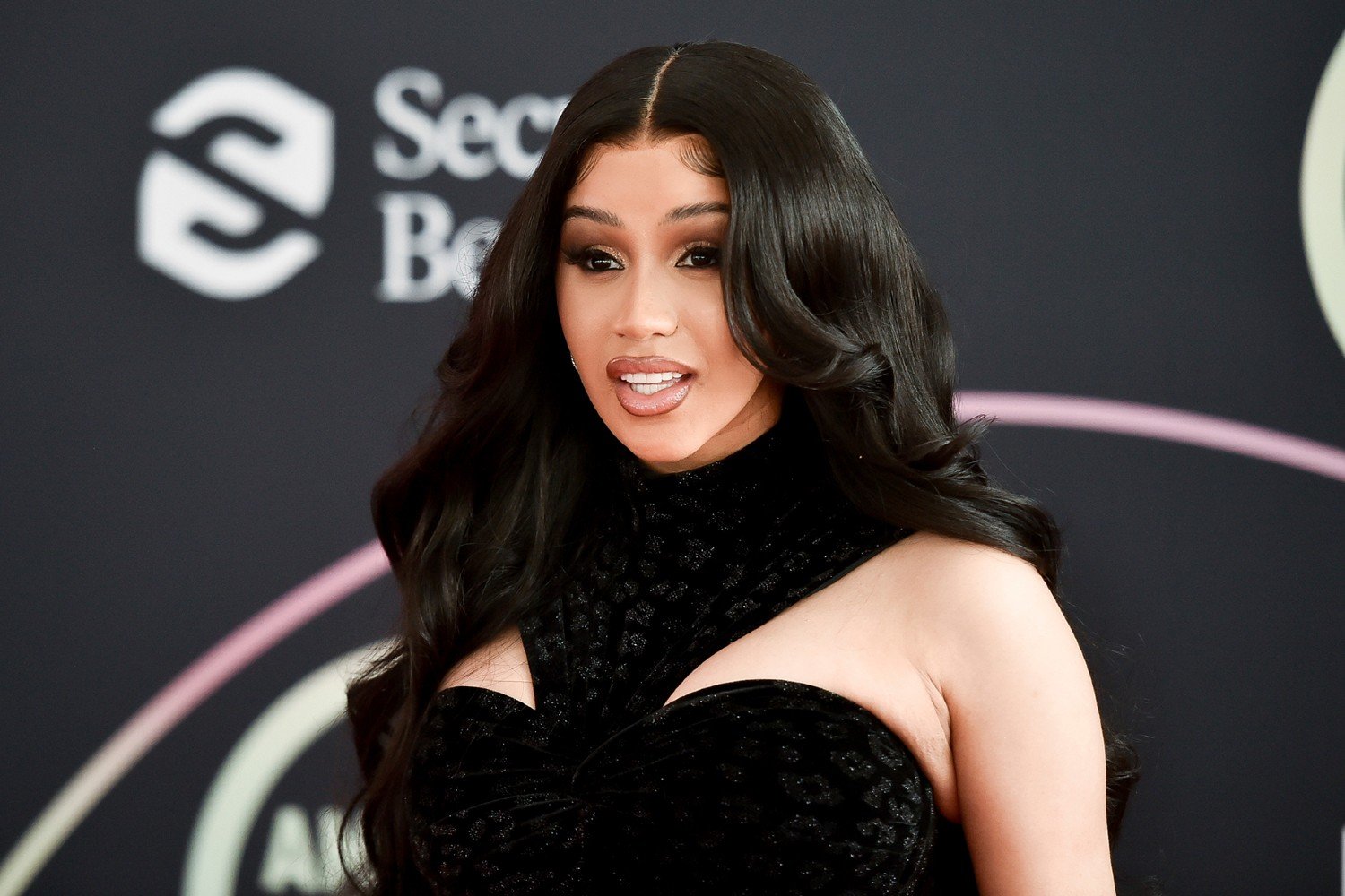 Η Cardi B εκφράζει τη θλίψη της για την τραγωδία στον Άγιο Δομίνικο: «Κλαίω κυριολεκτικά»