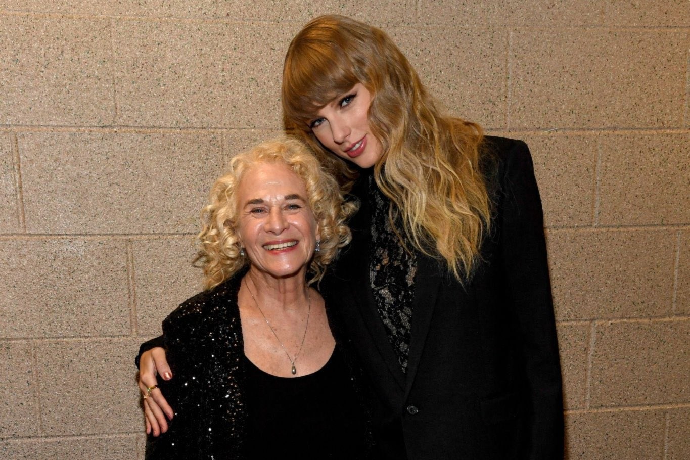 Η Carole King επαινεί την Taylor Swift για τη δικαίωση του αγώνα της: «Συνεχίζεις να μας εμπνέεις»