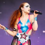 Η Chappell Roan μοιράζεται τα 10 πιο «iconique» looks της για το 2024