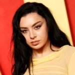 Charli XCX: Γιατί τα νέα τραγούδια της δεν θα είναι διαθέσιμα στις υπηρεσίες streaming