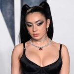 Charli XCX: «Ένιωθα ξένη και στις δύο πλευρές» – Η εξομολόγηση για τη μικτή καταγωγή της