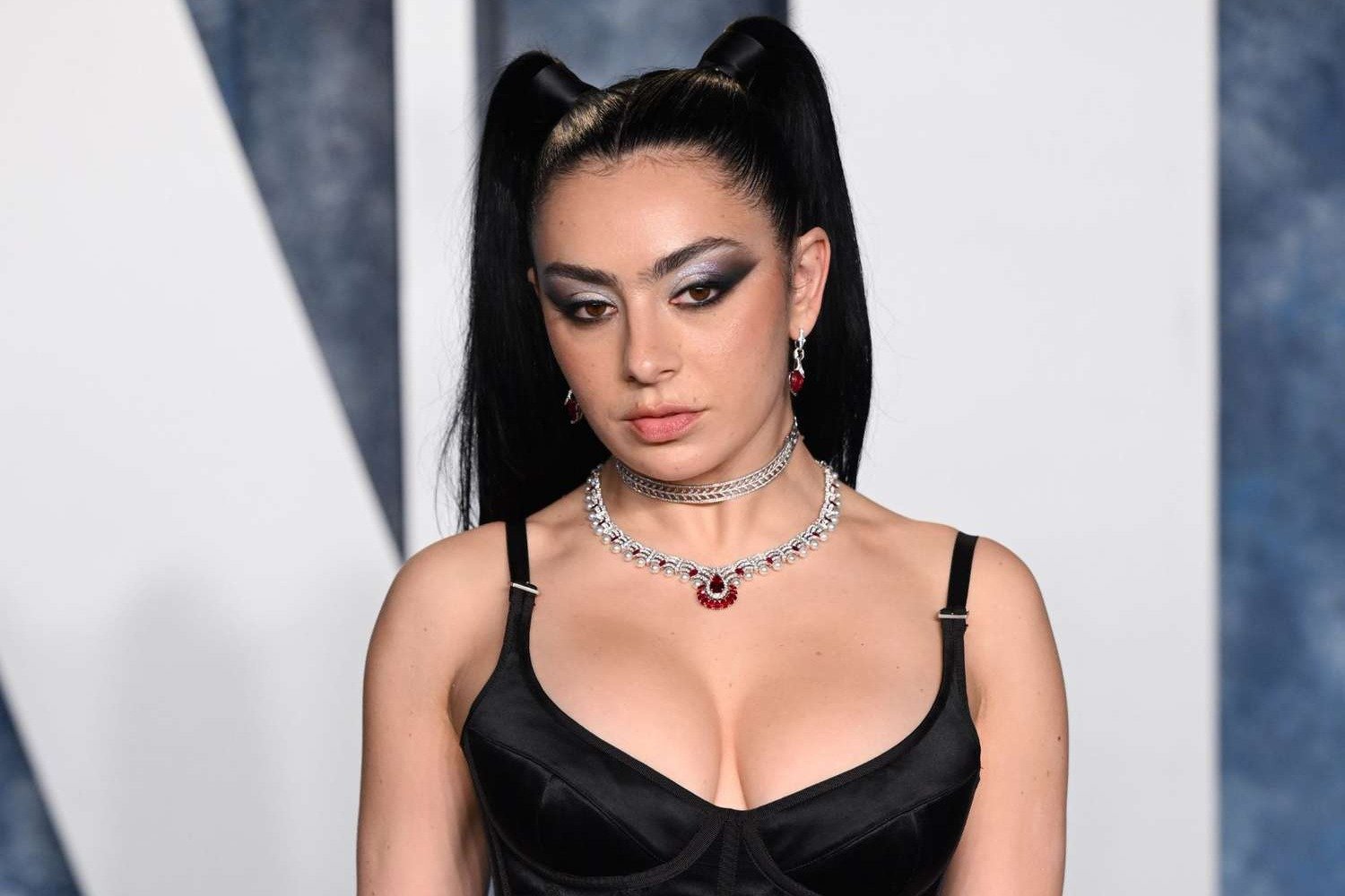 Charli XCX: «Ένιωθα ξένη και στις δύο πλευρές» – Η εξομολόγηση για τη μικτή καταγωγή της Charli XCX: «Ένιωθα ξένη και στις δύο πλευρές» – Η εξομολόγηση για τη μικτή καταγωγή της
