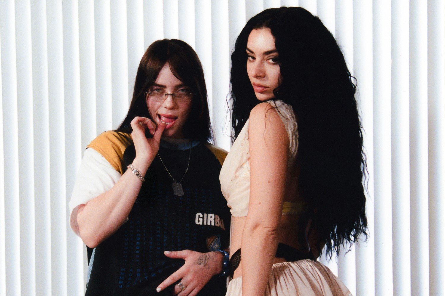 Charli XCX και Billie Eilish απογειώνουν το «Brat Summer» με το remix του «Guess»