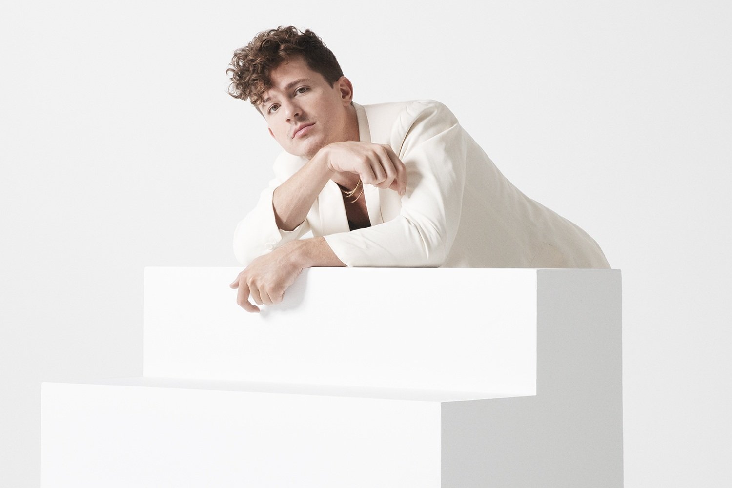 Ο Charlie Puth εξηγεί τη «μυστική συνταγή» που κάνει τα χριστουγεννιάτικα τραγούδια τόσο εθιστικά