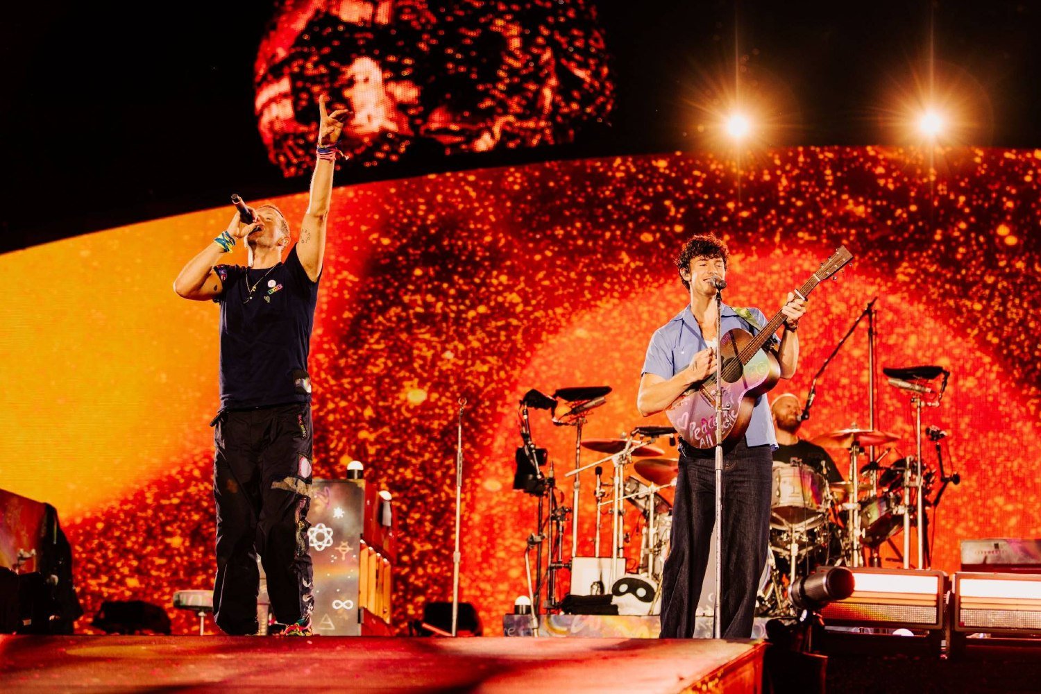 Shawn Mendes: Συνάντησε τους Coldplay στη σκηνή και τραγούδησε το «Fix You»