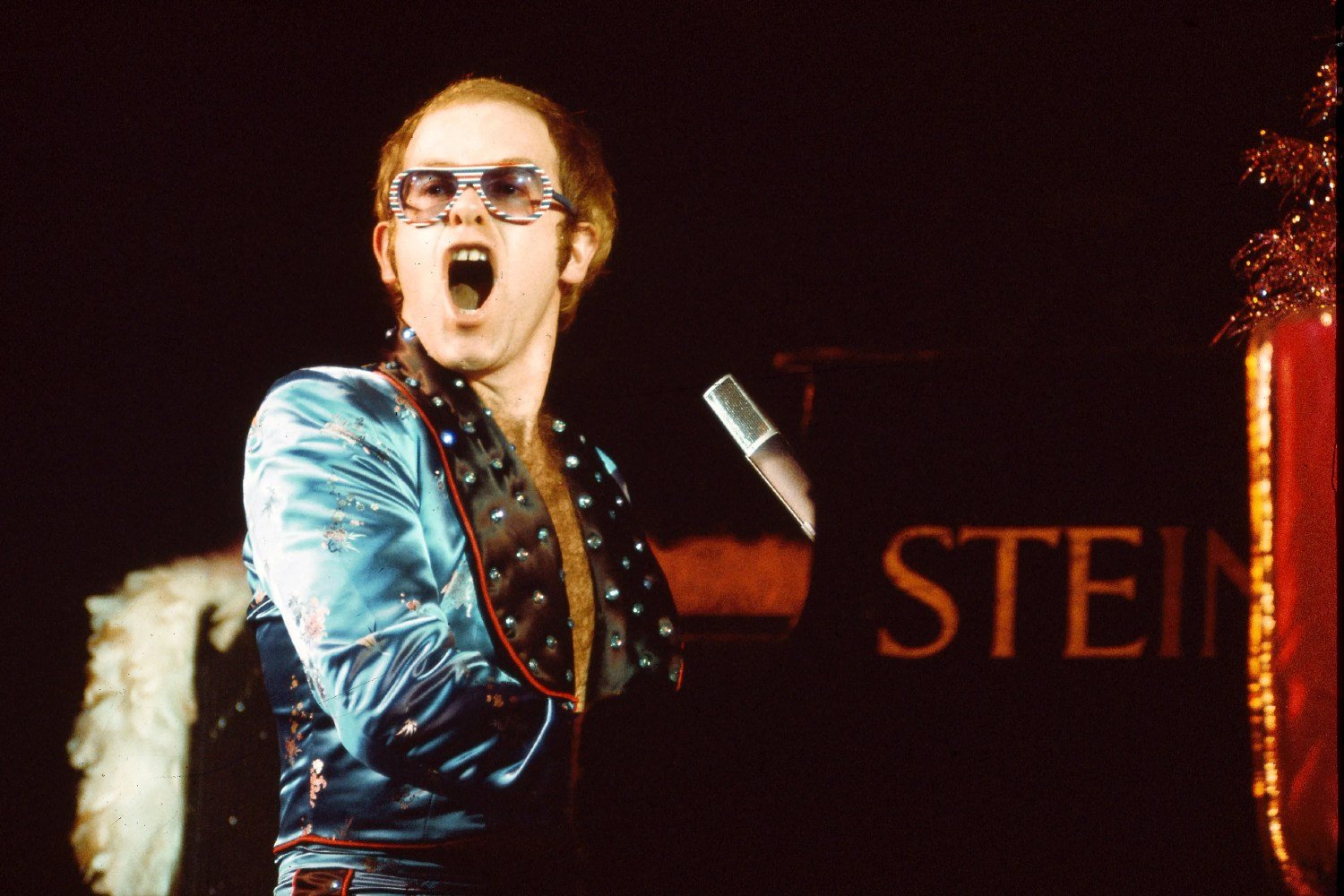 Ο Elton John αφηγείται τη ζωή του στο trailer του ντοκιμαντέρ «Never Too Late»