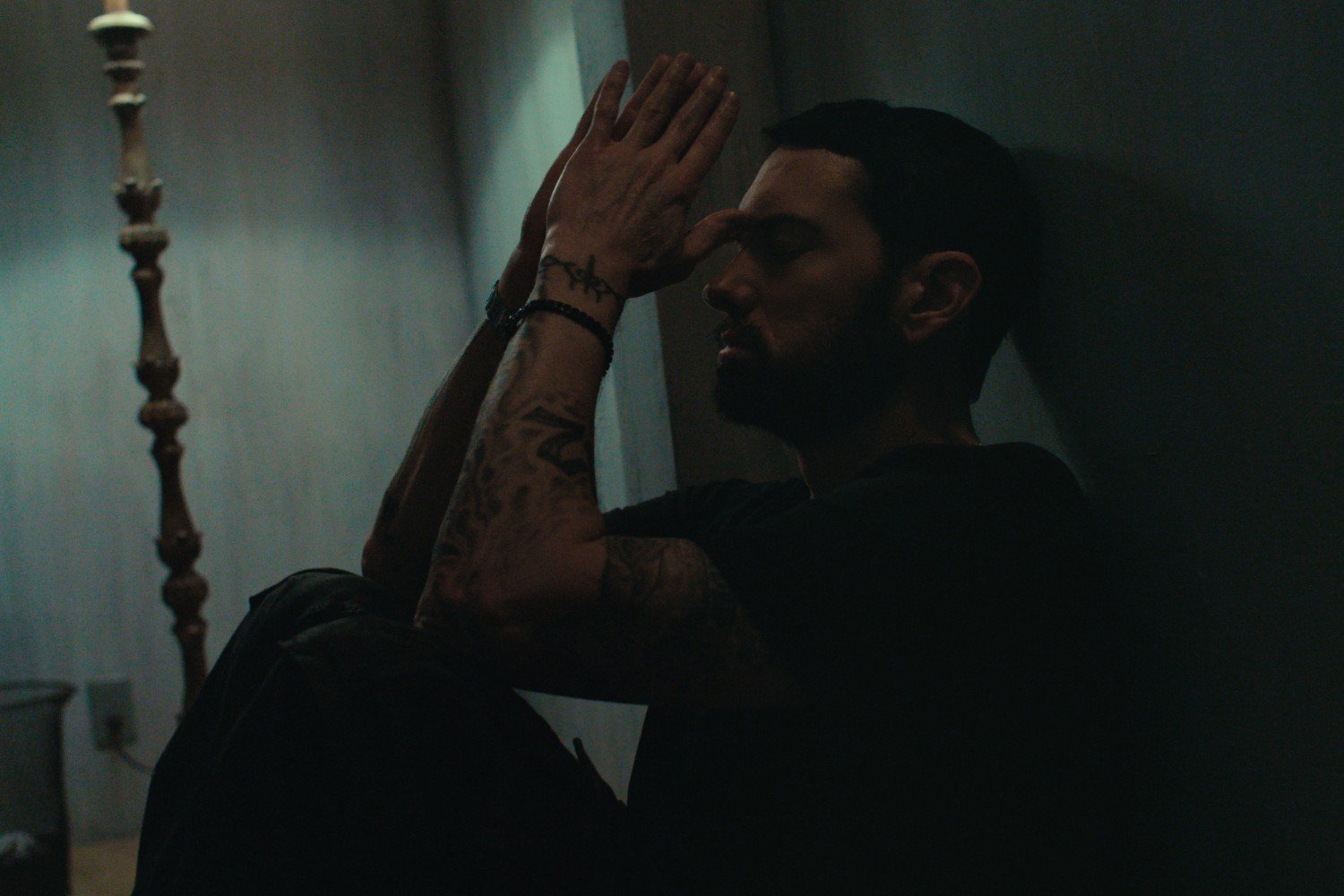 Ο Eminem ζητά συγχώρεση από ψηλά στο video του «Somebody Save Me»