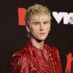 Ο Machine Gun Kelly για τη σύγκρουση με τον Corey Taylor των Slipknot: «Με χτύπησαν πρώτα και ανταπέδωσα»