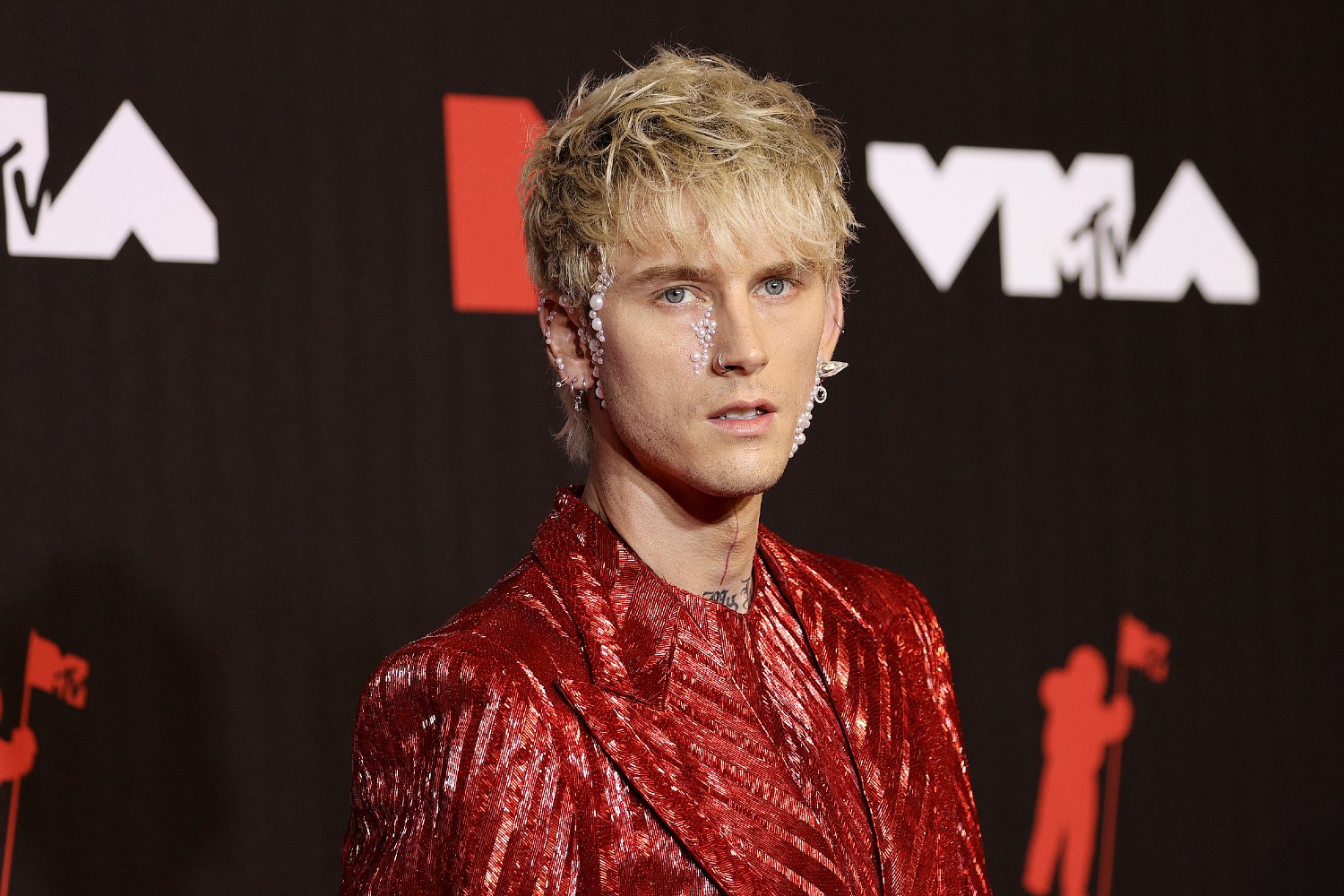 Ο Machine Gun Kelly για τη σύγκρουση με τον Corey Taylor των Slipknot: «Με χτύπησαν πρώτα και ανταπέδωσα»
