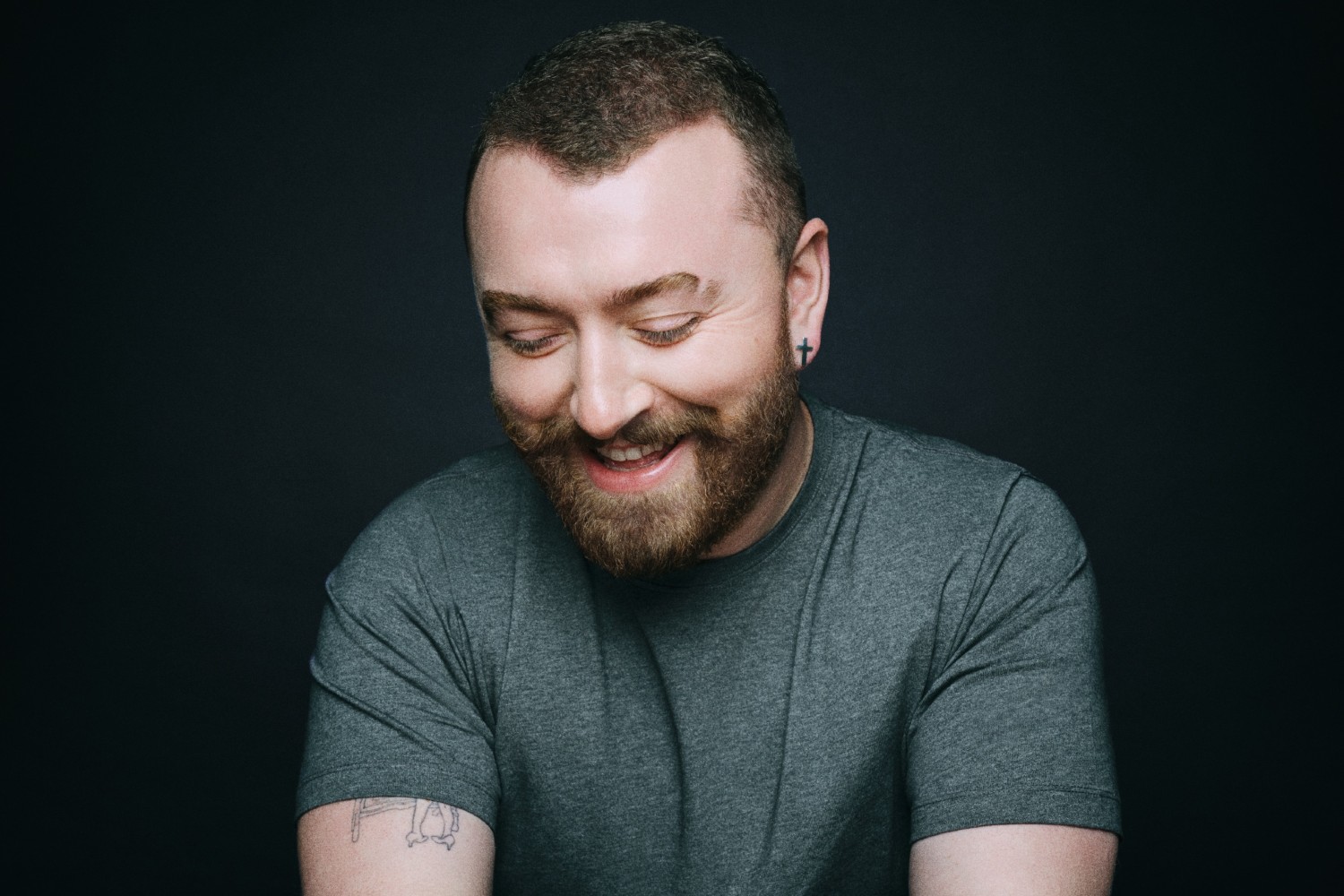 Sam Smith: Το νέο άλμπουμ του «Hazel Eyes» γεννήθηκε από έναν έρωτα που έγινε αρραβώνας