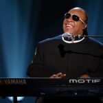 O Stevie Wonder απαντά στις φήμες ότι δεν είναι τυφλός: «Βλέπω χρώμα της ψυχής»