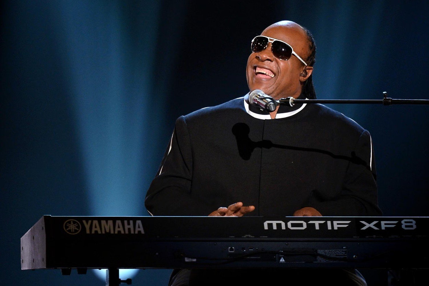 O Stevie Wonder απαντά στις φήμες ότι δεν είναι τυφλός: «Βλέπω χρώμα της ψυχής»