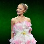 Ariana Grande: Το χάος των γιορτών, η συγκινητική ανάμνηση της γιαγιάς της και η συνάντηση με τη Cher που την άφησε άφωνη