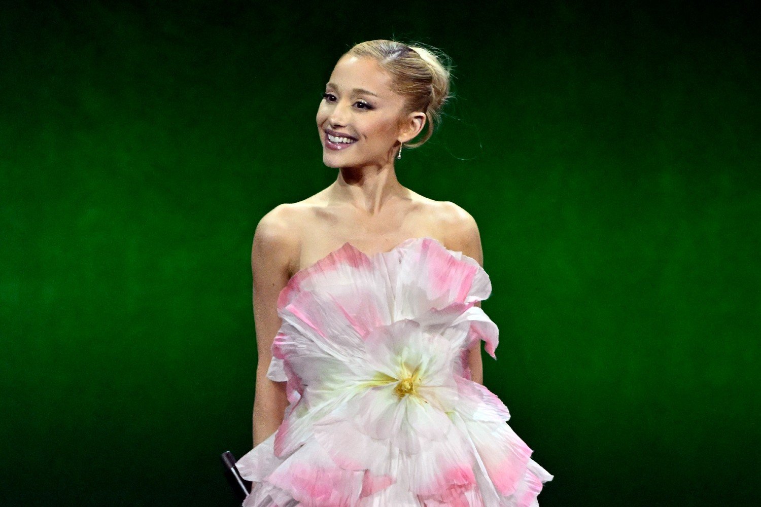 Ariana Grande: «Σας ευχαριστώ από τα βάθη της καρδιάς μου» – Το φορτισμένο μήνυμα για το No. 1 του «Petal»