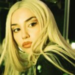 Ava Max: Το Μουντιάλ, το χριστουγεννιάτικο άλμπουμ, η νέα ταινία στο Netflix και η στιγμή που νόμιζε ότι δεν θα τραγουδήσει ξανά