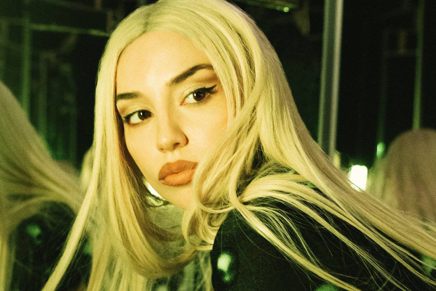 Ava Max: Το Μουντιάλ, το χριστουγεννιάτικο άλμπουμ, η νέα ταινία στο Netflix και η στιγμή που νόμιζε ότι δεν θα τραγουδήσει ξανά