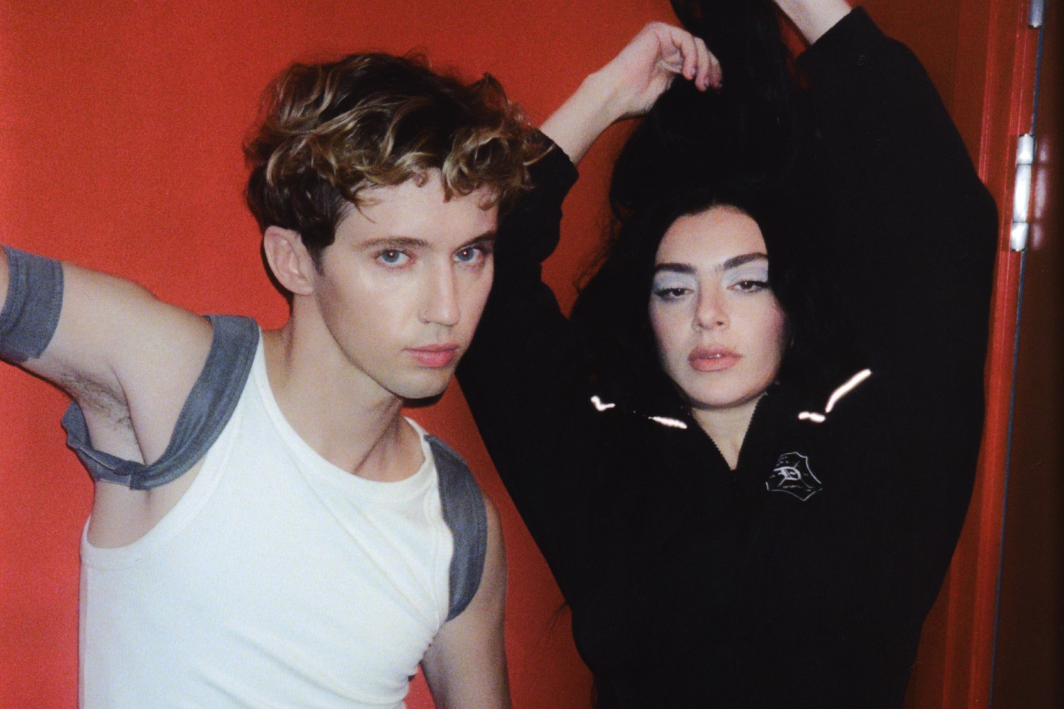 Η Charli XCX κυκλοφορεί το «Talk Talk» με τον Troye Sivan – Η νέα έκδοση του «Brat»
