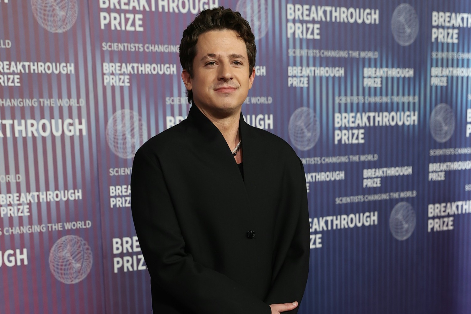 Charlie Puth: Υπερασπίζεται τις λιγότερο δημοφιλείς τέχνες μετά τα σχόλια του Timothée Chalamet για την όπερα και το μπαλέτο