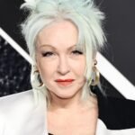 Cyndi Lauper: Γιατί θέλει να ζητήσει συγγνώμη από τον Steven Spielberg μετά από 41 χρόνια