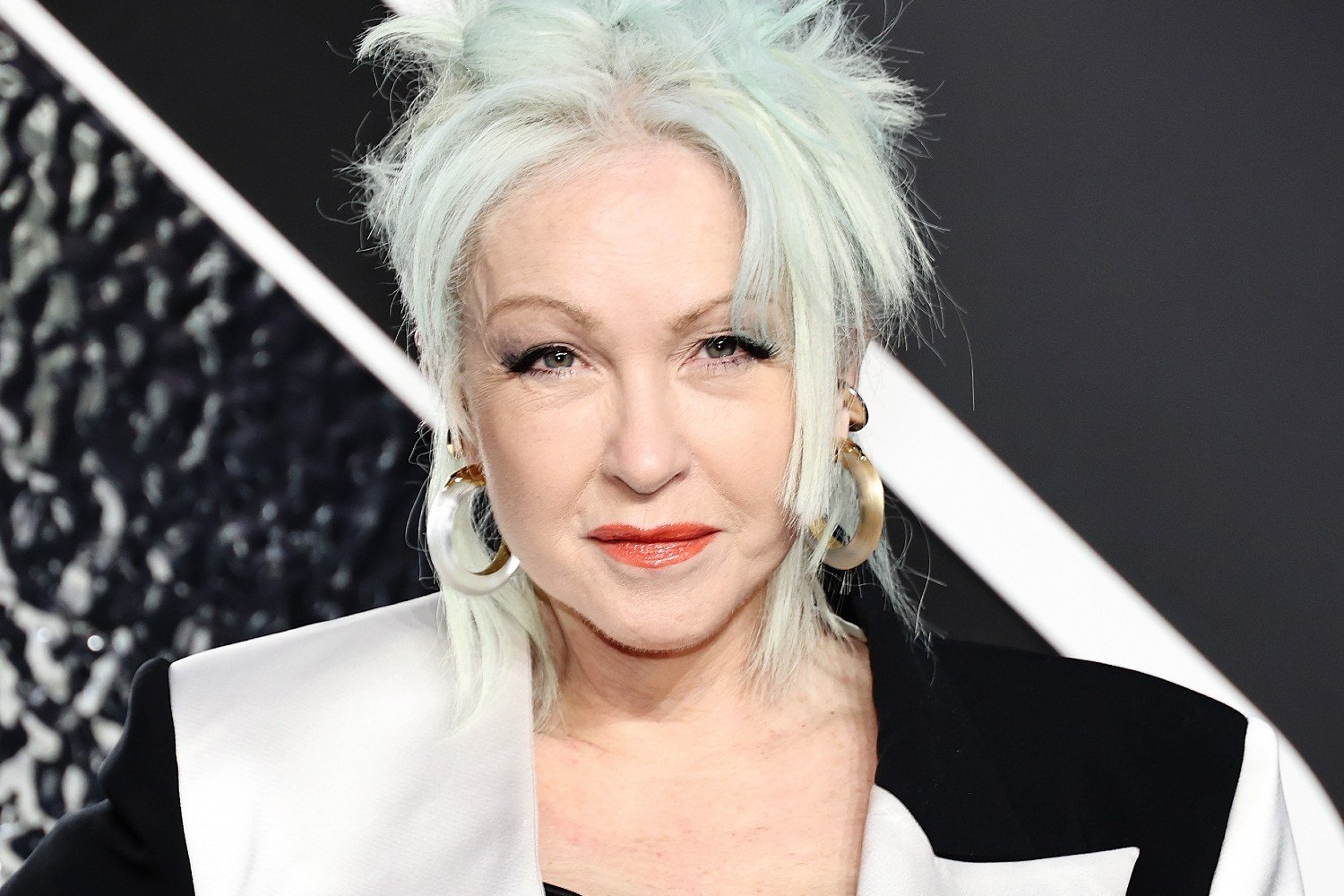 Cyndi Lauper: Γιατί θέλει να ζητήσει συγγνώμη από τον Steven Spielberg μετά από 41 χρόνια