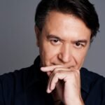 «Να Μ’ Αγαπάς»: Ο Γιάννης Κότσιρας ντύνει με συναίσθημα τη νέα σειρά του Alpha