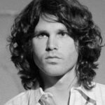 Jim Morrison: Βρέθηκε μετά από 37 χρόνια η προτομή του που είχε κλαπεί από τον τάφο του