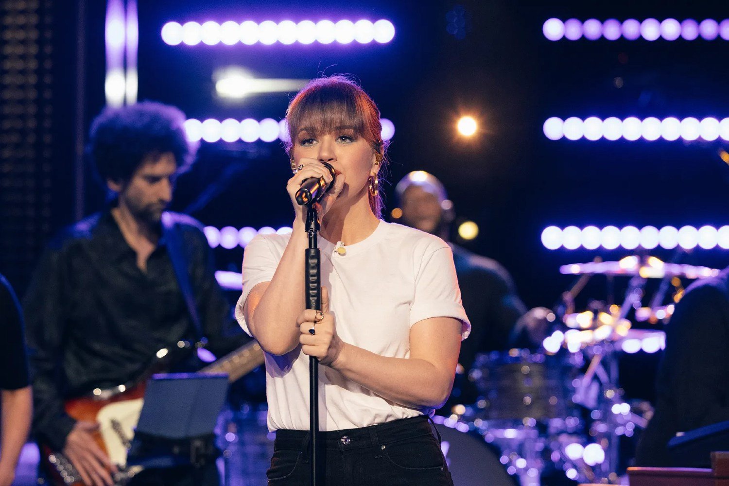 Η Kelly Clarkson επιστρέφει στη μουσική μετά το τηλεοπτικό αντίο – αλλά με μέτρο