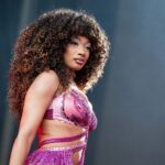Megan Thee Stallion: «Νιώθω τους γονείς μου να με κοιτούν από τον ουρανό και να είναι περήφανοι»