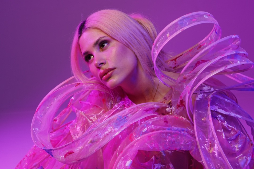 Mikay: K-pop με ελληνικό DNA στην κορεάτικη εκδοχή του «Blah Blah Blah»
