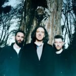 Οι Snow Patrol ταξιδεύουν στο φως και το σκοτάδι στο νέο άλμπουμ «The Forest Is The Path»