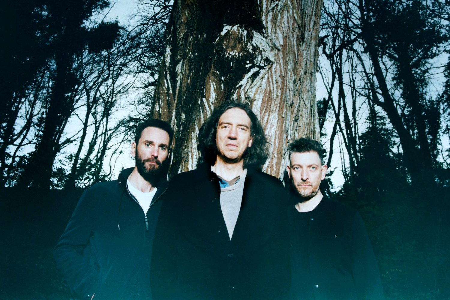 Οι Snow Patrol ταξιδεύουν στο φως και το σκοτάδι στο νέο άλμπουμ «The Forest Is The Path»