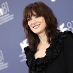 Η Winona Ryder «έβαλε τα κλάματα» όταν οι νεαροί πρωταγωνιστές του «Stranger Things» δεν μπορούσαν να αναγνωρίσουν έναν δίσκο βινυλίου