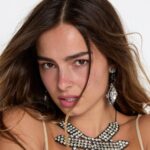 Η Addison Rae κατακτά το Παρίσι στο video του «Aquamarine»