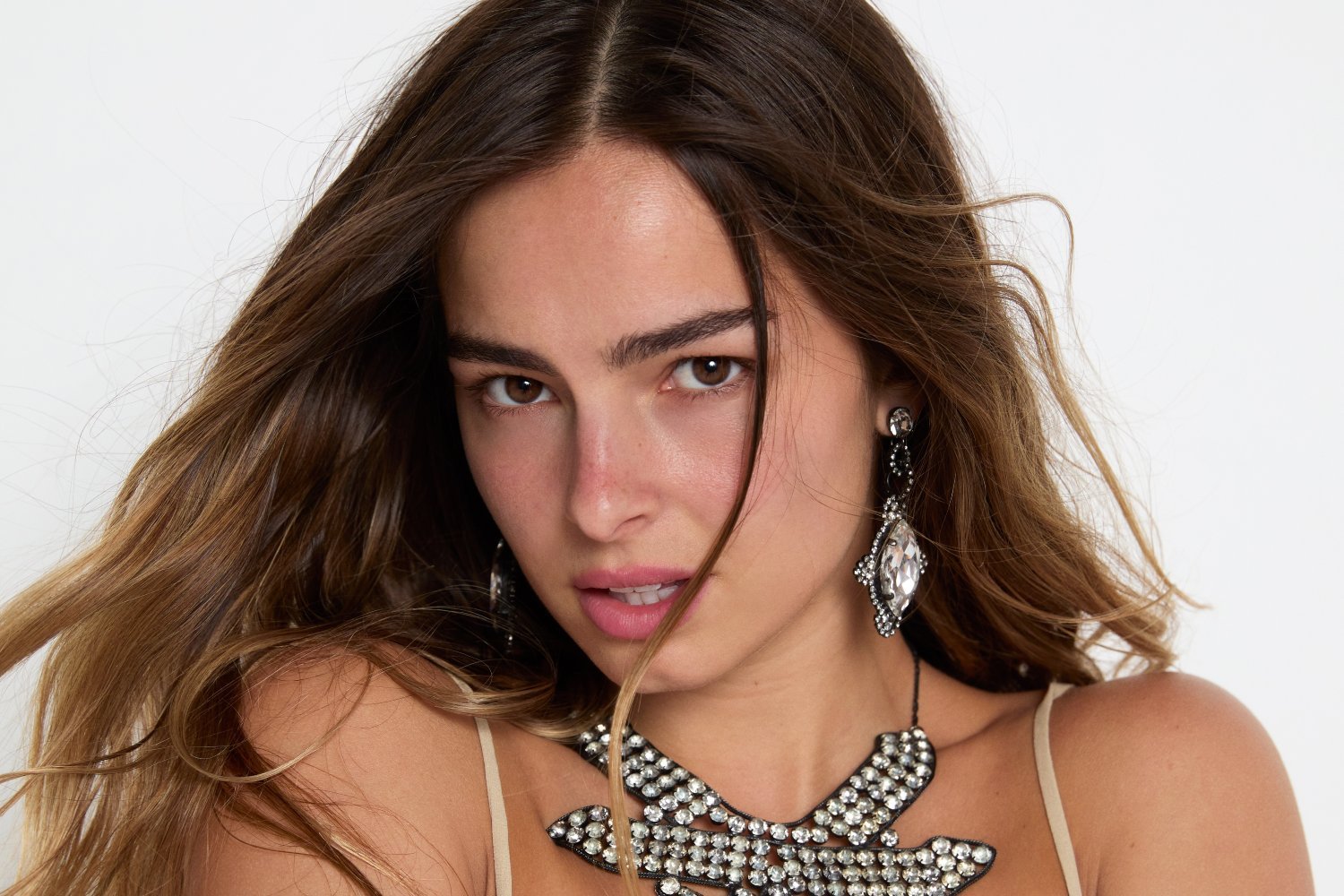 Η Addison Rae κατακτά το Παρίσι στο video του «Aquamarine» Η Addison Rae κατακτά το Παρίσι στο video του «Aquamarine»