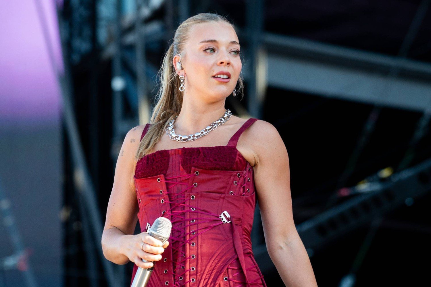 Η Becky Hill απαντά στις αποδοκιμασίες στο TRNSMT: «Δεν είμαι jukebox, είμαι καλλιτέχνιδα»