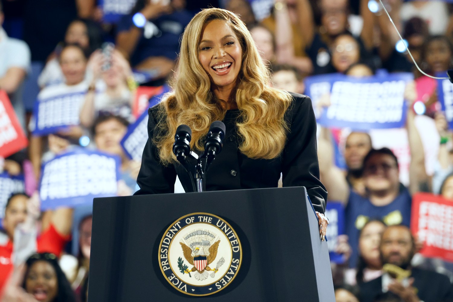Donald Trump: Απαιτεί τη δίωξη της Beyoncé για «παράνομη στήριξη» στην Kamala Harris
