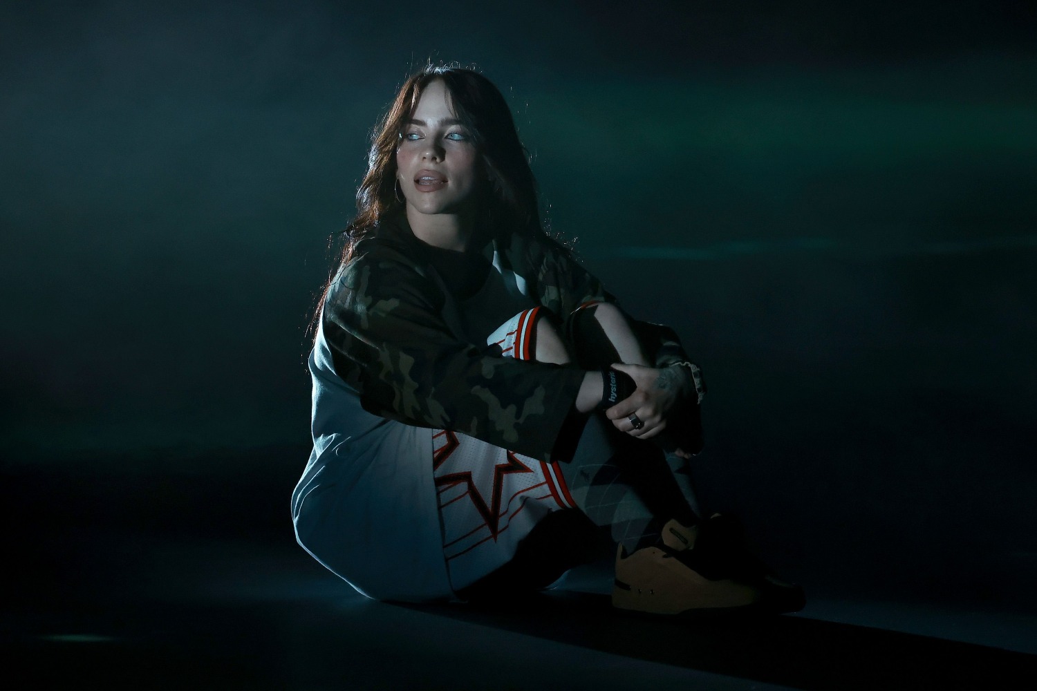 Billie Eilish: Στιγμές οικειότητας και σπάνια τραγούδια στο «Tiny Desk Concert»