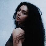 Η Charli XCX σπάει ξανά τα στερεότυπα και επιστρατεύει τον David Cronenberg στο tracklist του «Music, Fashion, Film»