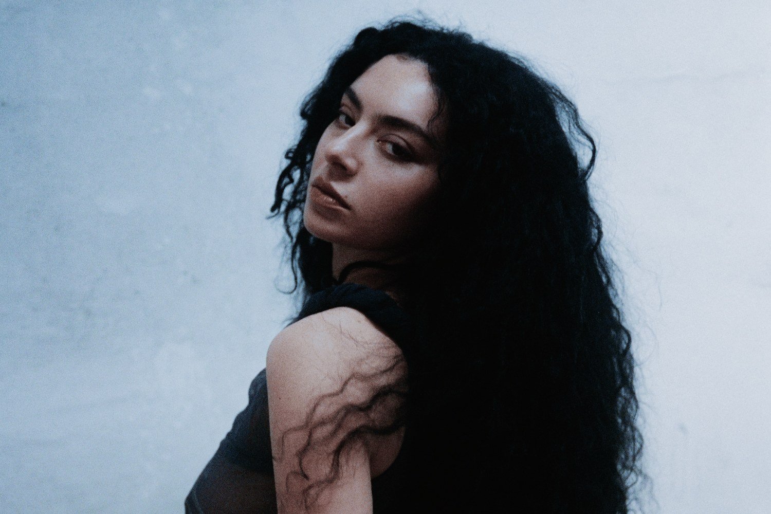 Η Charli XCX σπάει ξανά τα στερεότυπα και επιστρατεύει τον David Cronenberg στο tracklist του «Music, Fashion, Film» Η Charli XCX σπάει ξανά τα στερεότυπα και επιστρατεύει τον David Cronenberg στο tracklist του «Music, Fashion, Film»