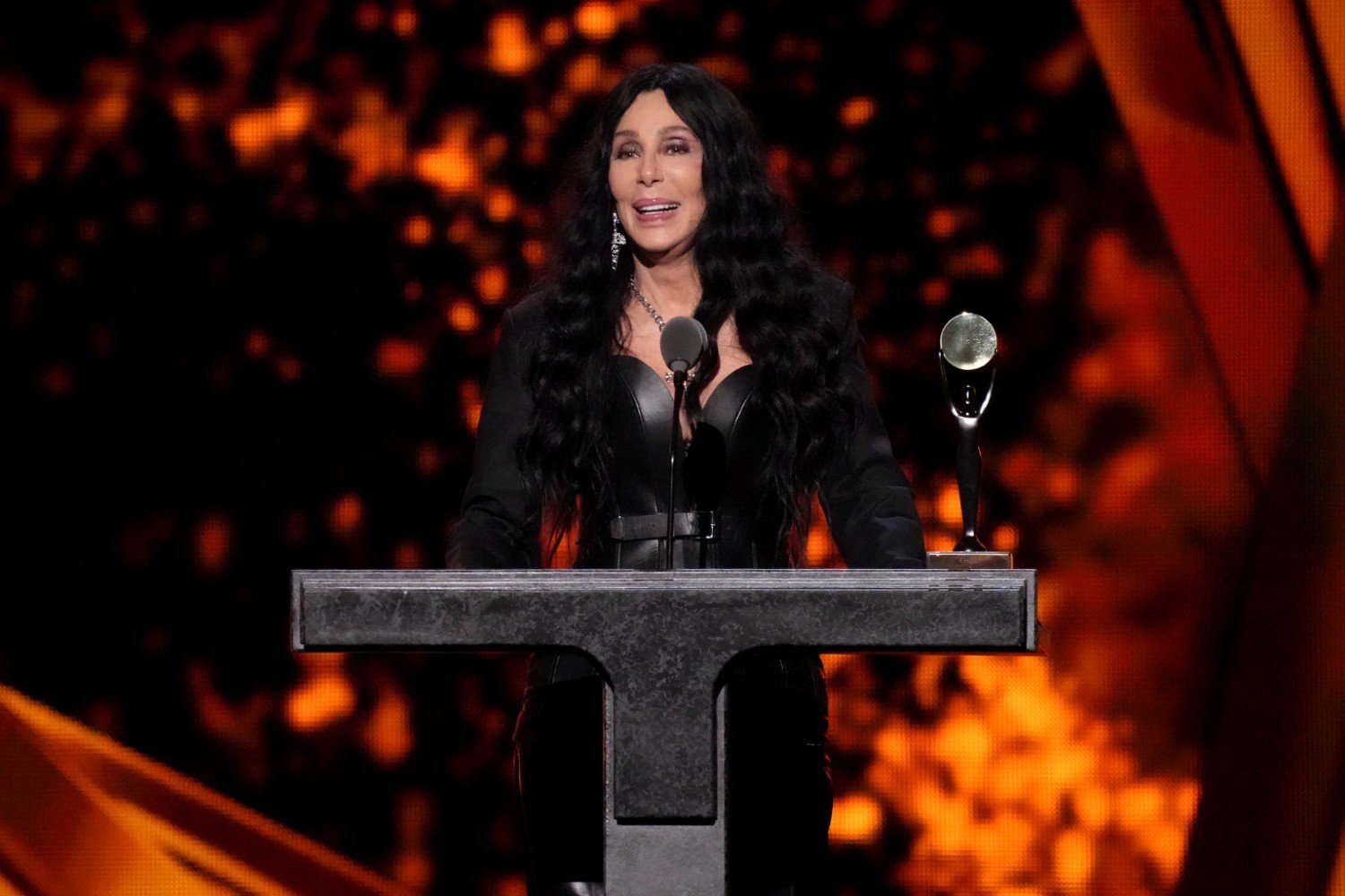 Η Cher μπήκε στο Rock and Roll Hall Of Fame: «Άλλαξα τον ήχο της μουσικής για πάντα» Η Cher μπήκε στο Rock and Roll Hall Of Fame: «Άλλαξα τον ήχο της μουσικής για πάντα»