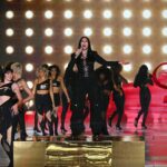 Η Cher έκλεψε την παράσταση στο Victoria’s Secret Fashion Show – Η μαγική εμφάνιση