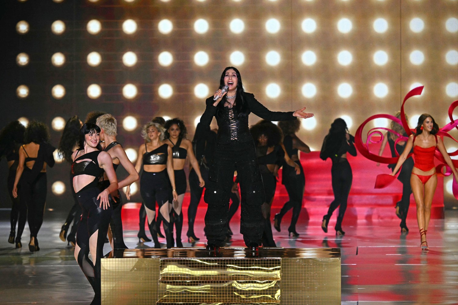 Η Cher έκλεψε την παράσταση στο Victoria’s Secret Fashion Show – Η μαγική εμφάνιση Η Cher έκλεψε την παράσταση στο Victoria’s Secret Fashion Show – Η μαγική εμφάνιση