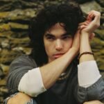 Conan Gray: Το «Wishbone» κατακτά την κορυφή και σπάει τα προσωπικά ρεκόρ του