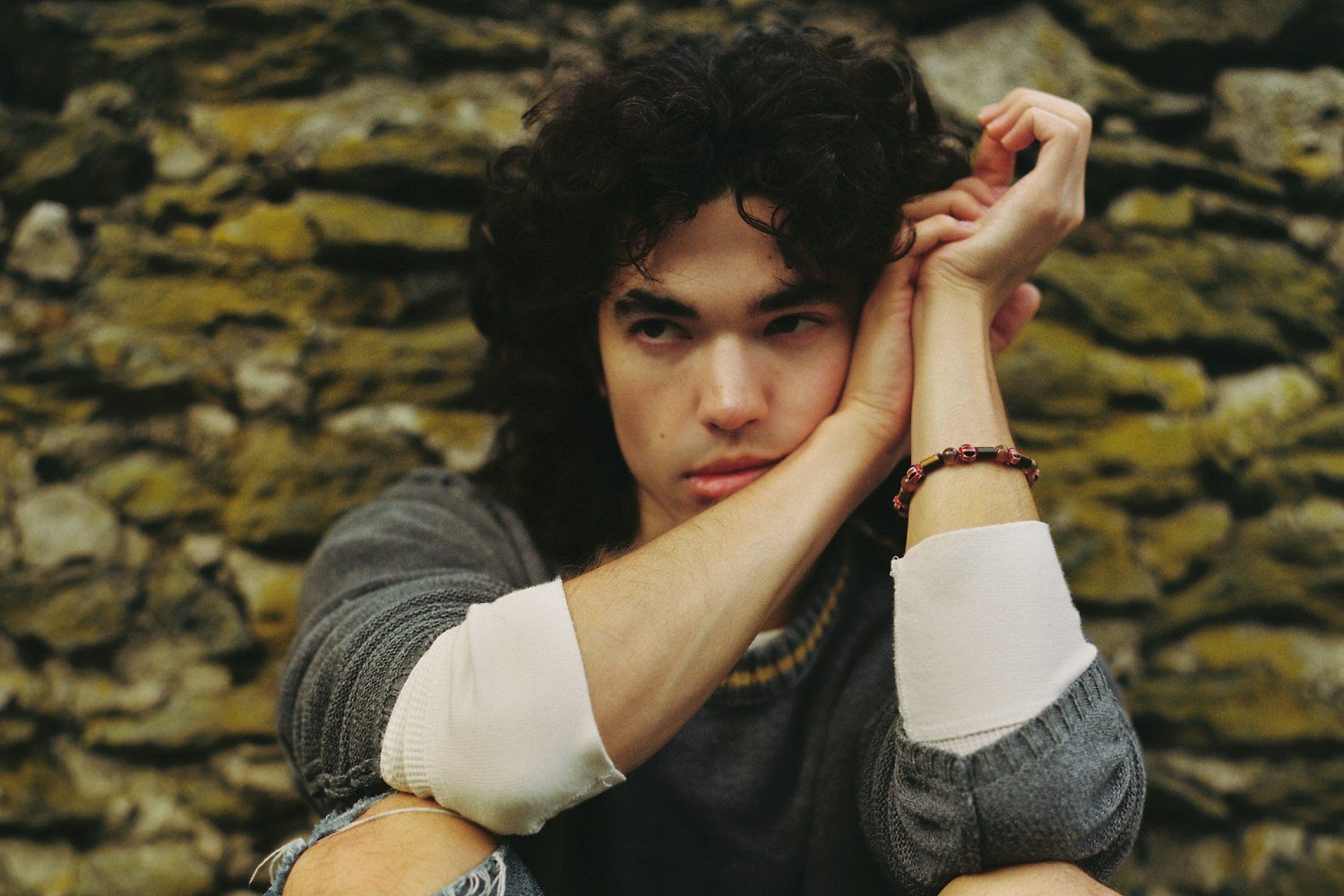 Conan Gray: Το «Wishbone» κατακτά την κορυφή και σπάει τα προσωπικά ρεκόρ του